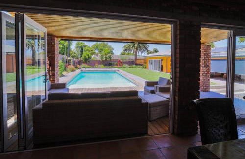 Belville Apartment | Garten Wohnung mit Pool, 2 Schlafzimmer