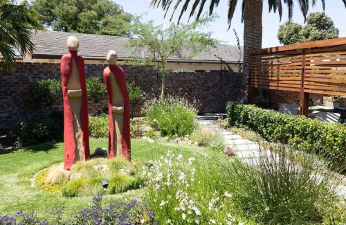 Belville Apartment | Garten Wohnung mit Pool, 2 Schlafzimmer