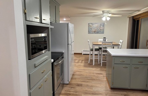Green Bay House | Gary's Game-Day Getaway only 1.4 miles from Lambeau!
