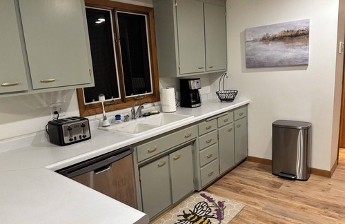 Green Bay House | Gary's Game-Day Getaway only 1.4 miles from Lambeau!