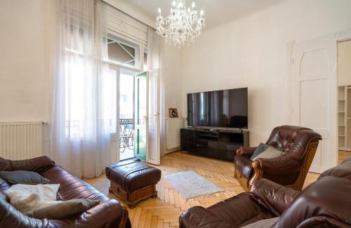 Ferencvaros Apartment | Garys bright and spacious two bedroom flat near Danube