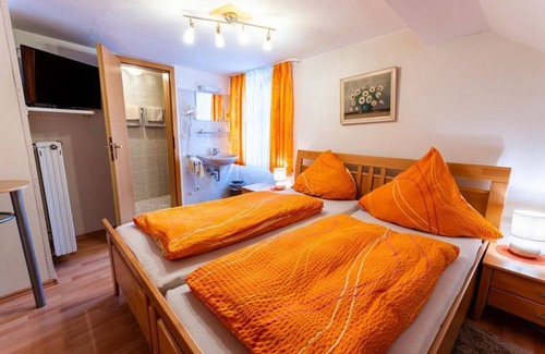 Treis-Karden House | Gasthaus Gräf - double room, shower, WC