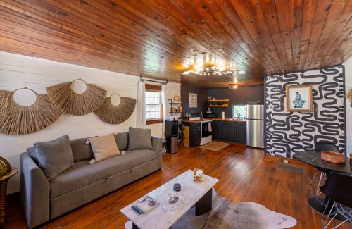Gastonia Cabin | Gastonia Getaway: Fenced Yard, Workspace & Netflix