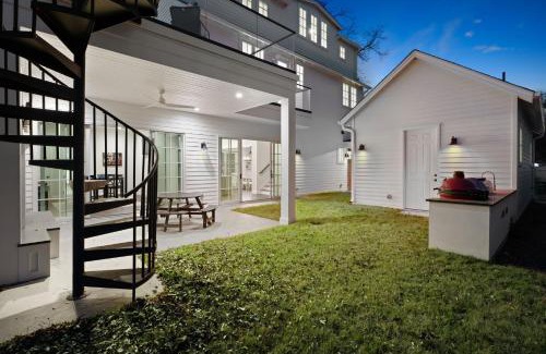 East Cesar Chavez House | Gated 5 Bedroom Walkable to East Austin