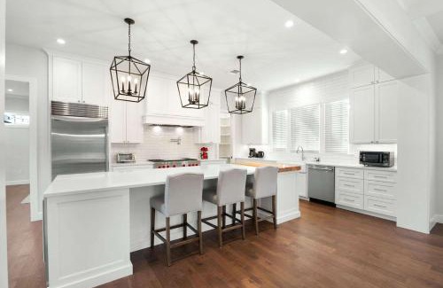 East Cesar Chavez House | Gated 5 Bedroom Walkable to East Austin