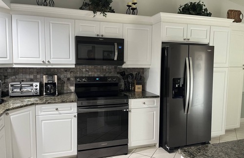 Naples Condo | Gated Community/Lazy River/Pool/Tennis/Granite/Tile/Lanai with Kitchen