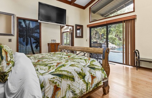 Santa Cruz Villa | Gated & Fenced Santa Cruz Villa near the Redwoods & Pacific Ocean~