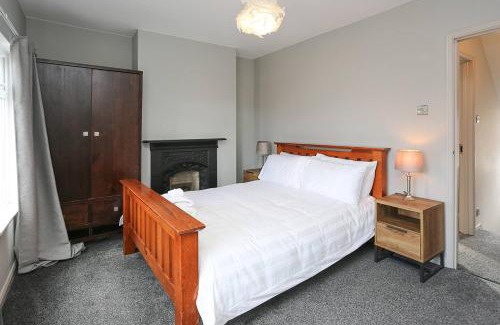 Belfast House | Gateway Abode Near City Centre W Street Parking