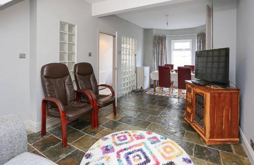 Belfast House | Gateway Abode Near City Centre W Street Parking