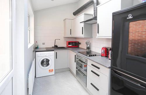 Belfast House | Gateway Abode Near City Centre W Street Parking