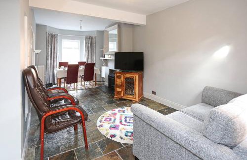Belfast House | Gateway Abode Near City Centre W Street Parking