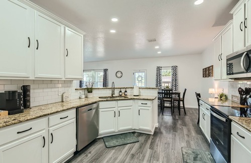 West San Antonio House | Gathering Place 4BR Lackland BMT Seaworld < 4.5mi