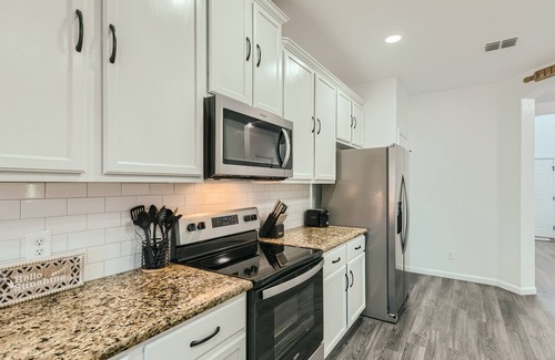 West San Antonio House | Gathering Place 4BR Lackland BMT Seaworld < 4.5mi