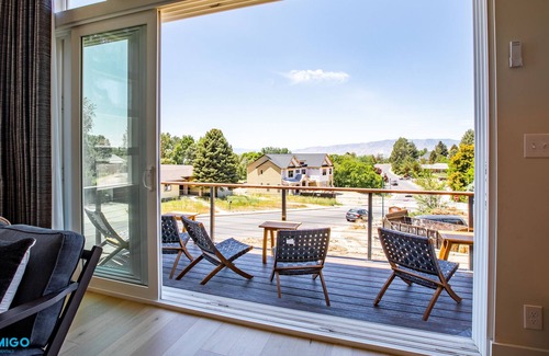 Lakeview House | Gathering Place | Family Home to the MAX