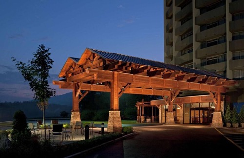 Gatlinburg Hotel | Gatlinburg's Unforgettable Stay! 2 Spacious Units, Pets Allowed, Indoor Pool!