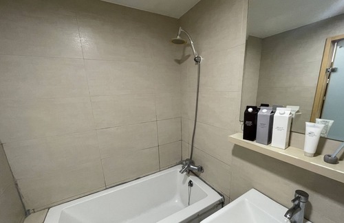 Xinyi Apartment | Gatsby apt|Taipei 101|Hanging garden |night market|MRT|Gym with Pool