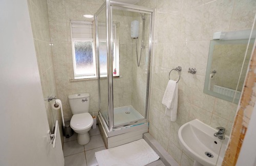 Horley House | Gatwick Birchwood Lodge