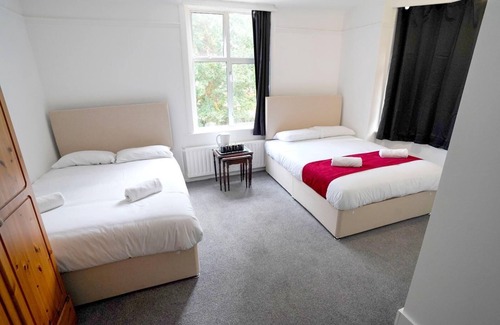 Horley House | Gatwick Birchwood Lodge