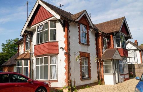 Horley House | Gatwick Birchwood Lodge with Holiday Parking