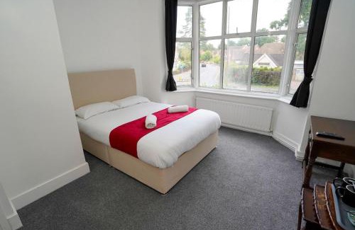Horley House | Gatwick Birchwood Lodge with Holiday Parking