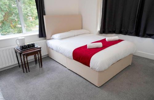 Horley House | Gatwick Birchwood Lodge with Holiday Parking