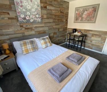 Horley House | Gatwick Deluxe En-suite Rooms