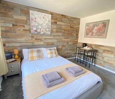 Horley House | Gatwick Deluxe En-suite Rooms
