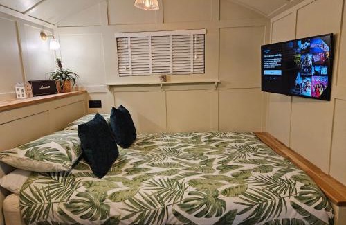 Charlwood House | Gatwick Hideaway Hut