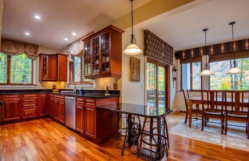Lincoln Ski Chalet | Gavia Chalet - Mountain Views - Private Hot Tub - Loon Mtn - Kancamangus Highway