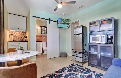 Coral Heights House | GAY guesthouse-heated Poolside Pleasure- GAY MENS- clothing opt-2miles to Wilton