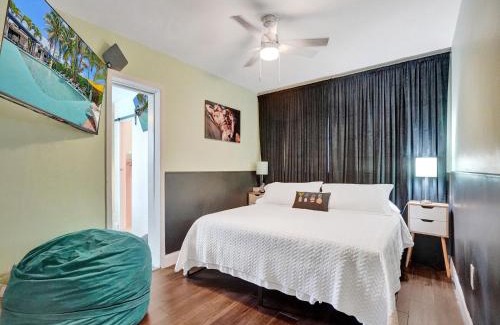 Coral Heights House | GAYPool Side Pleasure CLOTHING OPTIONAL MENS only guesthouse
