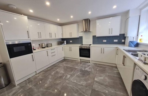Park House | Beautiful 4 bedroom house near town centre. BPW