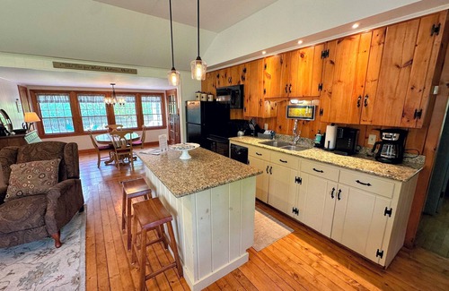 Easton Cottage | GC Cannon ski cottage 10 minutes from Franconia. Fire Pit, wifi, laundry, and dog friendly!