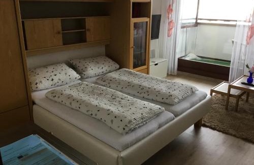 Schoenwald Apartment | Gemütliche 1Z FeWo in Schönwald mit Balkon, Schwimmbad, Sauna, Fitness