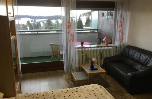 Schoenwald Apartment | Gemütliche 1Z FeWo in Schönwald mit Balkon, Schwimmbad, Sauna, Fitness