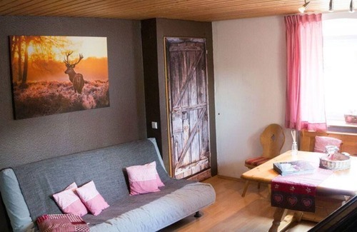 Au Apartment | Gemütliche 2-ZimmerFerienwohnung im Schwarzwaldstil, stadtnah