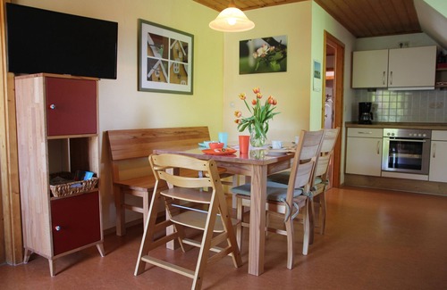 Aue Apartment | Gemütliche Ferienwohnung mit Balkon in Bauernhofidylle