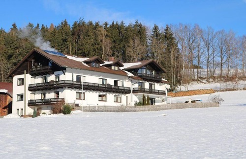 Viechtach Apartment | Gemütliche FeWo (40m2) in Südhanglage mit Balkon