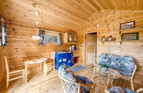 Lyngdal House | Gemütliches Helles Ferienhaus am See mit Panoramaseeblick + Hütte und Nahe Meer