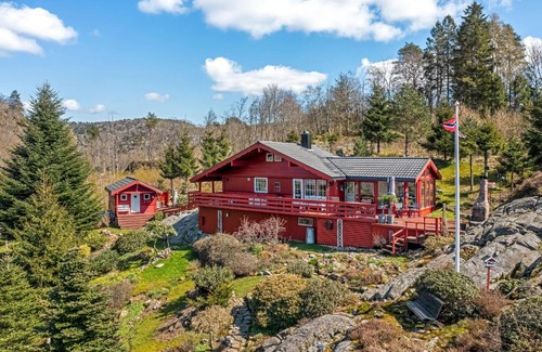 Lyngdal House | Gemütliches helles Ferienhaus am See mit Panoramaseeblick + Hütte und nahe Meer