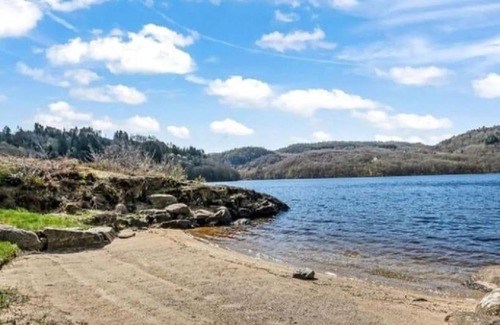 Lyngdal House | Gemütliches helles Ferienhaus am See mit Panoramaseeblick + Hütte und nahe Meer