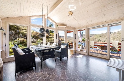 Lyngdal House | Gemütliches helles Ferienhaus am See mit Panoramaseeblick + Hütte und nahe Meer