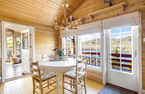 Lyngdal House | Gemütliches helles Ferienhaus am See mit Panoramaseeblick + Hütte und nahe Meer
