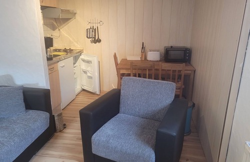 Lichtenberg Apartment | Gemütliches Zimmer mit TV und Kostenfreiem Wlan