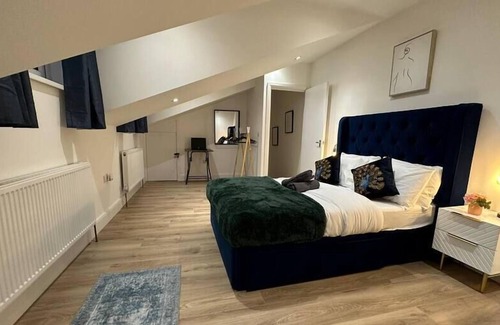 South Richmond Apartment | Gem of Richmond Central Flat - Parking & Wifi
