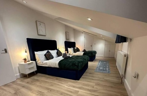 South Richmond Apartment | Gem of Richmond Central Flat - Parking & Wifi