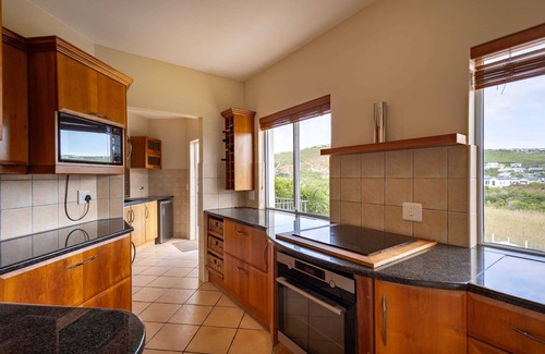 Robberg Beach Villa | Gemini Villa - Solar Powered, Pool & Near Beach