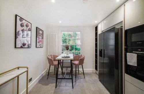 Pembridge Apartment | Generous 3-Bed Split-Level Apartment