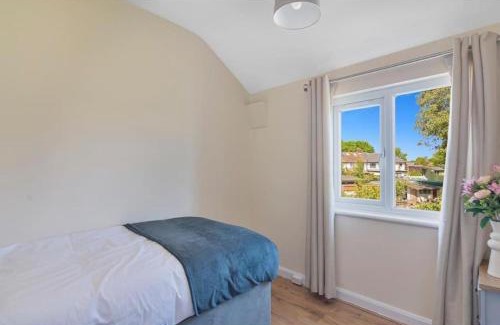 Turkey Street Apartment | Generous 3BR House in Enfield North London with Garden
