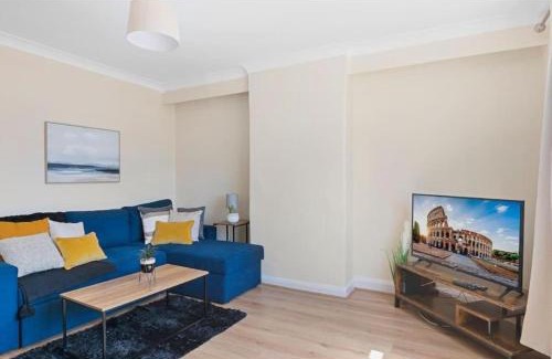 Turkey Street Apartment | Generous 3BR House in Enfield North London with Garden